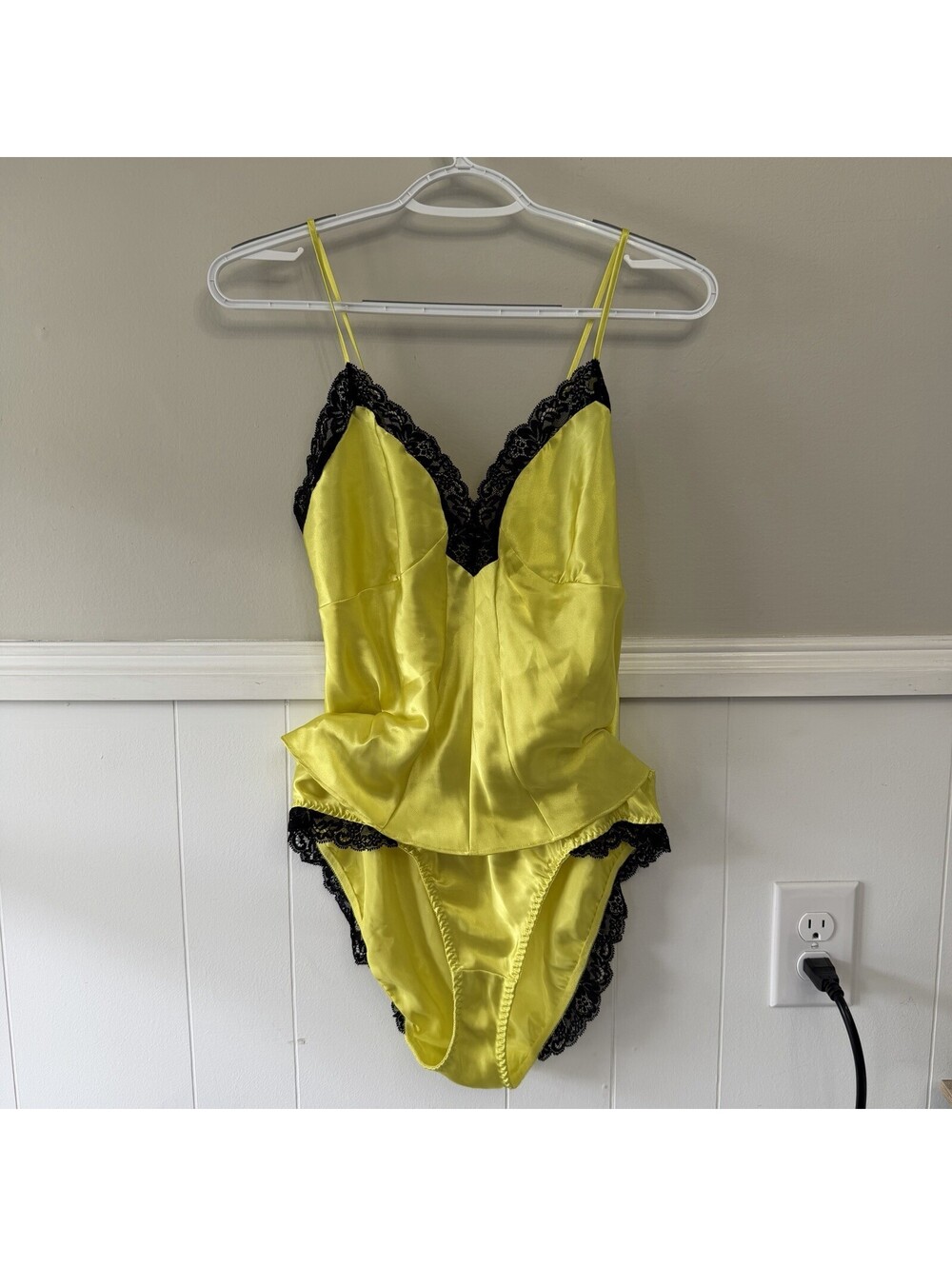 VTG Y2K Victoria's Secret Yellow/Black Satin Brief Panties & Cami Set Sz M
